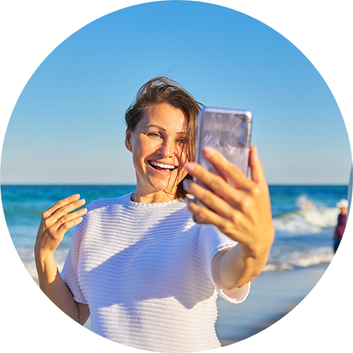 lady-phone-beach lady-phone-beach